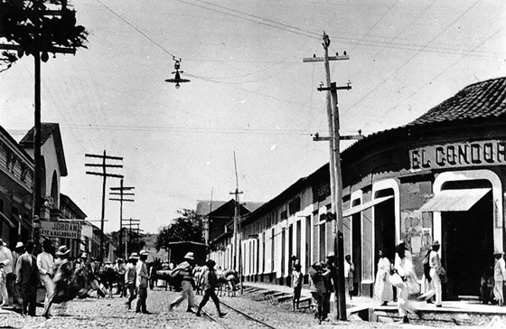 Calle del Comercio. Década del 20. Avenida 7 con calle 11. A la derecha se observa la conocida Ferretería el Cóndor de Don Dionisio moros. Este era uno de los sectores comerciales mas importantes de la ciudad.