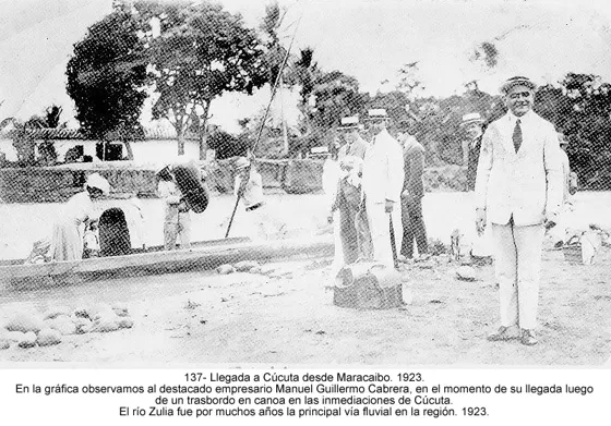 Llegada a Cúcuta desde Maracaibo. 1923. En la gráfica observamos al destacado empresario Manuel Guillermo Cabrera, en el momento de su llegada luego de un trasbordo en canoa en las inmediaciones de Cúcuta. El río Zulia fue por muchos años la principal vía fluvial en la región. 1923.