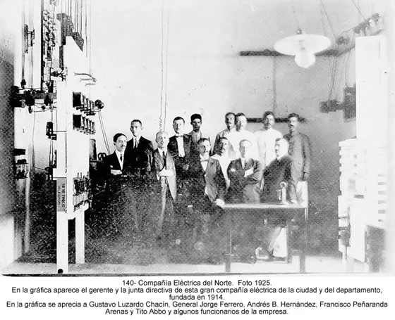 Compañía Eléctrica del Norte. Foto 1925. En la gráfica aparece el gerente y la junta directiva de esta gran compañía eléctrica de la ciudad y del departamento, fundada en 1914. En la gráfica se aprecia a Gustavo Luzardo Chacín, General Jorge Ferrero, Andrés B. Hernández, Francisco Peñaranda Arenas y Tito Abbo y algunos funcionarios de la empresa.