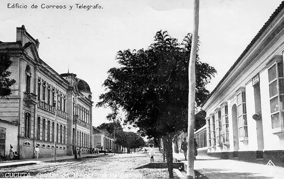 Av. 5a. Calles 13 y 14. Década del 20. A la izquierda el Palacio de la Gobernación y a la derecha el Edificio de Correos y Telégrafos de Cúcuta