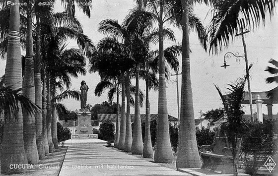 Parque Mercedes Abrego. Decada 20. Uno de los Parques mas hermosos y cuidados de la ciudad.