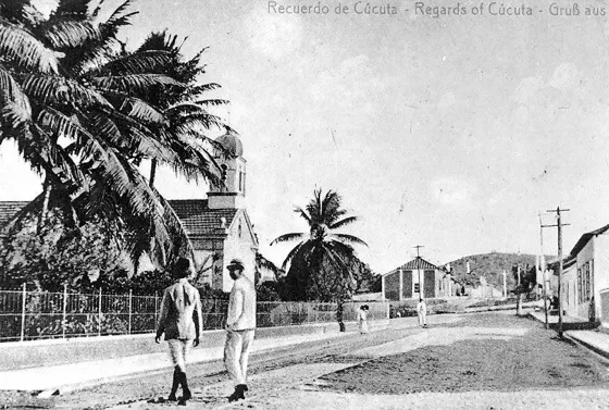 Avenida 4a. Calles 17 y 18. Década del 20. A la izquierda se observa la Capilla del Asilo Andresen.