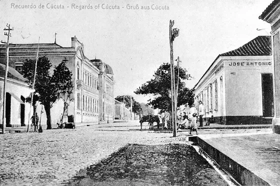 Avenida 5a. Calle 13. Década del 20. A la izquierda el Palacio de la Gobernación.
