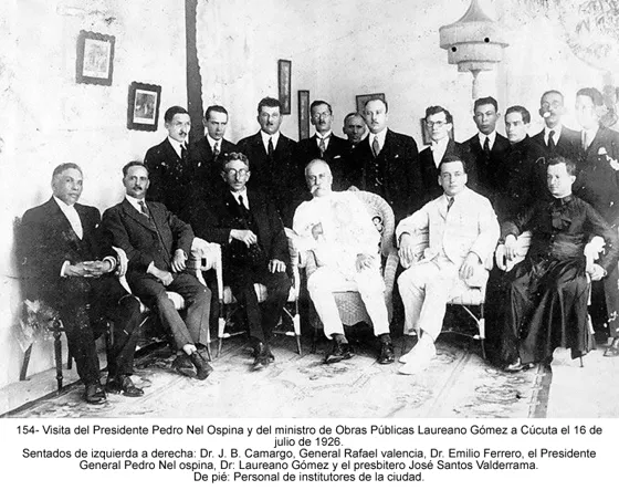 Visita del Presidente Pedro Nel Ospina y del ministro de Obras Públicas Laureano Gómez a Cúcuta el 16 de julio de 1926. Sentados de izquierda a derecha: Dr. J. B. Camargo, General Rafael valencia, Dr. Emilio Ferrero, el Presidente General Pedro Nel ospina, Dr: Laureano Gómez y el presbitero José Santos Valderrama. De pié: Personal de institutores de la ciudad.