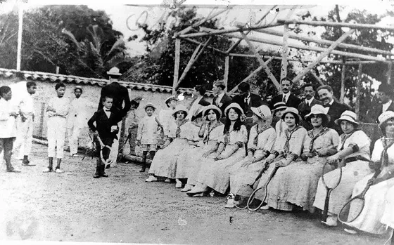 Tennis Club. Grupo de jóvenes cucuteñas jugadoras de tenis, deporte que se popularizó en este importante club, fundado en 1926.