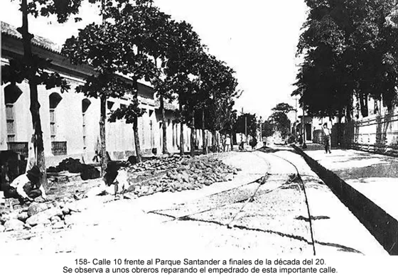Calle 10 frente al Parque Santander a finales de la década del 20. Se observa a unos obreros reparando el empedrado de esta importante calle.