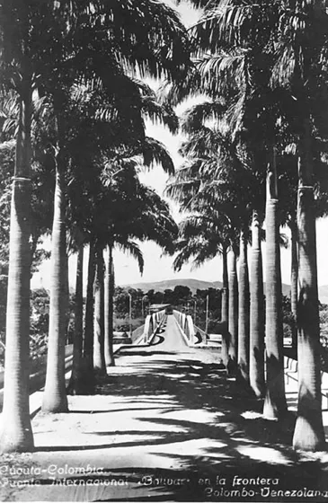 162.Antiguo Puente Internacional Simón Bolívar en la década del 30. Puente que unía las fronteras de Colombia y Venezuela. A este puente llegaba la carretera Internacional Bolívar que se construyó sobre la misma ruta que ocupaba el Ferrocarril de Cúcuta en su recorrido hacia la frontera en el trayecto Cúcuta - Villa del Rosario.