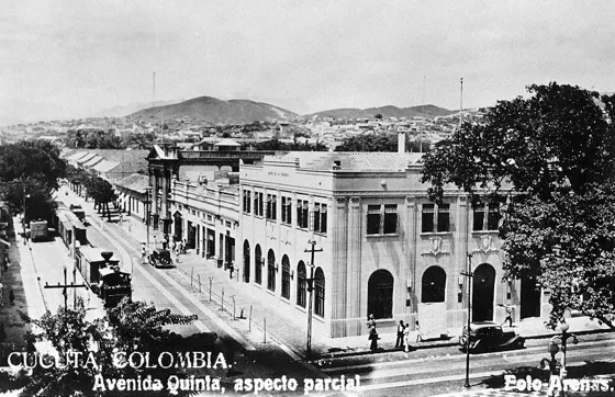 Av. 5a. Calle 11. Década del 30. A la derecha se observa el antiguo edificio del Banco de la República y sobre la vía el tranvía municipal.