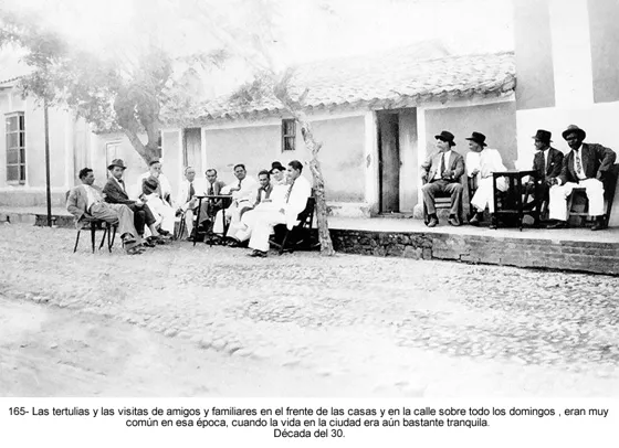 Las tertulias y las visitas de amigos y familiares en el frente de las casas y en la calle sobre todo los domingos, eran muy común en esa época, cuando la vida en la ciudad era aún bastante tranquila. Década del 30.