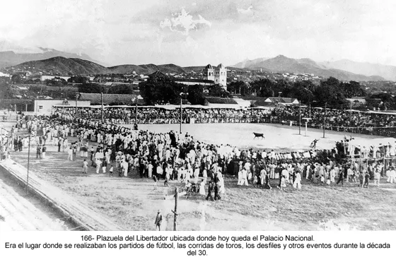 Plazuela del Libertador ubicada donde hoy queda el Palacio Nacional. Era el lugar donde se realizaban los partidos de fútbol, las corridas de toros, los desfiles y otros eventos durante la década del 30.