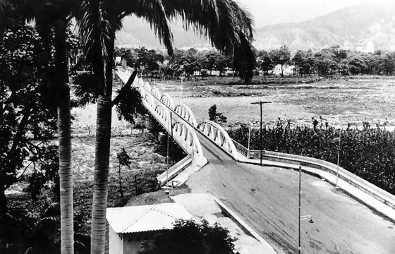 Puente Internacional Bolívar. Década del 30. Que comunicaba la frontera colombiana con la población venezolana San Antonio del Táchira.