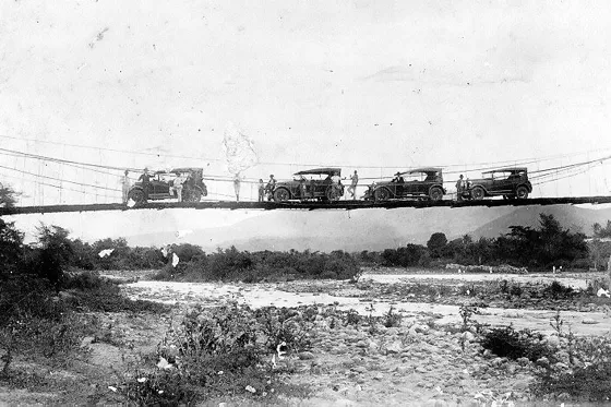 Puente San Rafael. Década del 30. Tramo colgante que tenía el puente en esa época.