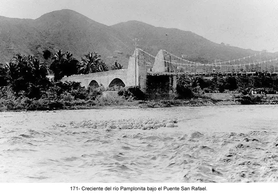 Creciente del río Pamplonita bajo el Puente San Rafael.