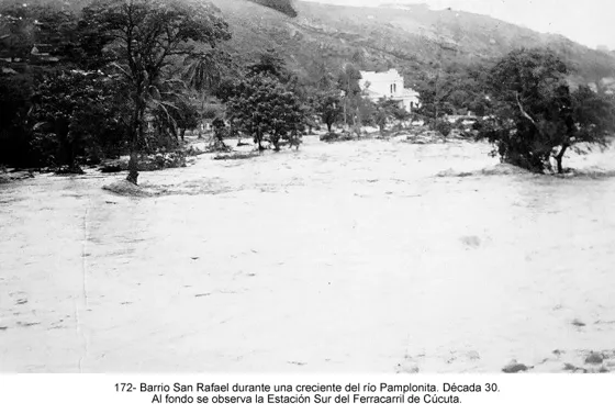 Barrio San Rafael durante una creciente del río Pamplonita. Década 30. Al fondo se observa la Estación Sur del Ferracarril de Cúcuta.