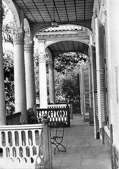 Corredor principal de la Quinta Teresa, lugar para las reuniones familiares y de amigos. Decada del 30.
