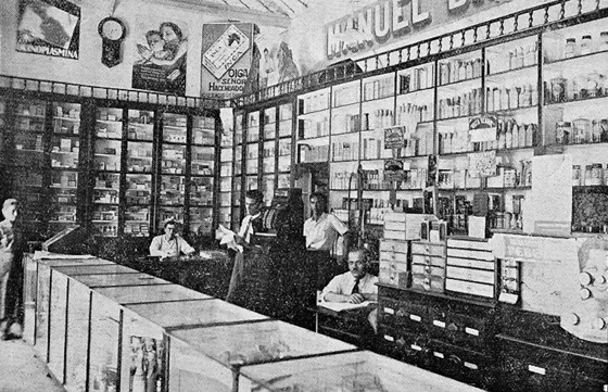 Botica Española de Manuel Díaz Soto. Década del 30. Este era un típico establecimiento comercial de la época que importaba de Europa y estados unidos productos farmacéuticos.