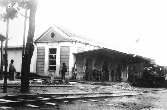 Estación Ferrocarril de Cúcuta en Villa del Rosario. Hasta esta estación llegaba el ferrocarril en su ruta hacia la frontera, el cual funcionó hasta 1933. Posteriormente se levantaron los rieles y se construyó en la misma vía la carretera hacia el puente Internacional Bolívar que conectaba a Cúcuta con la ciudad venezolana San Antonio del Táchira.