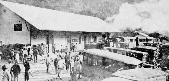 Estación la Donjuana del Ferrocarril de Cúcuta. Esta fue una de las Estaciones de la Linea Sur del ferrocarril que se tenía proyectado hasta Pamplona pero solamente se pudo construir hasta El Diamante. Esta ruta de 43 km funcionó entre 1924-1936. A esta Estación en La Donjuana junto con la de Bochalema y Tescua en El Diamante se llevaban los cargamentos de café que producía el departamento de donde eran traidas a Cúcuta'para ser exportadas por la vía Maracaibo. Después de 1936, cuando el Ferrocarril en esta linea dejo de funcionar fue remplazada por la Carretera Central del Norte y el sueño de conectarse por vía ferrea a Santander y Boyacá nunca se logró.