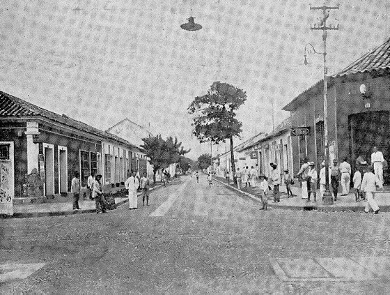 Calle 10 Avenida 5a. después del levantamiento de rieles del ferrocarril en la calle 10 a mediados de la década de los 30. Esta importante calle fue totalmente empedrada para el uso de los automotores. 1935.