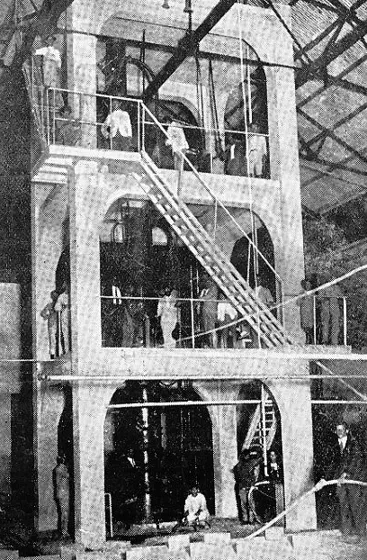 Fábrica de Licores de Cúcuta. 1935. Columna destiladora de alcohol de la fabrica departamental de licores del Norte de Santander.