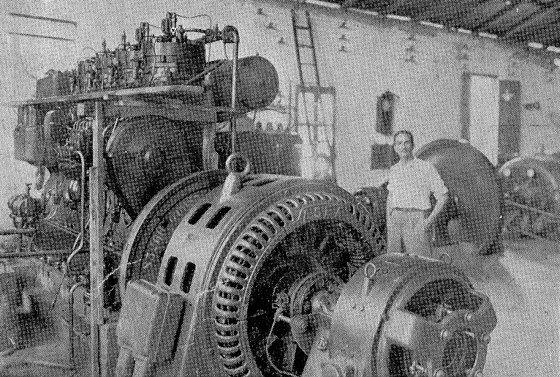 Compañía Alumbrado Eléctrico de Cúcuta. Esta fue la primera empresa de luz eléctrica de la ciudad inaugurada en 1897. Su propietario era Don Augusto Duplat. En 1898 se dió el primer servicio de alumbrado correspondiendo a la avenida 5. En la gráfica observamos los motores hidráulicos ba bodas de q en su planta eléctrica en Los Colorados a 6 km de la ciudad.