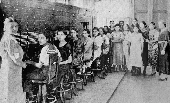 Empresa de Teléfonos Departamental de Norte de Santander en 1935. La construcción de esta empresa se inició en el año 1927 y se inauguró en 1929. La primera planta de teléfonos fue instalada en la ciudad en 1892 por los señores Concepción y Luís Méndez, quienes en el año 1907 se la vendieron a José María Polanco. Sus herederos posteriormente se la vendieron al departamento.