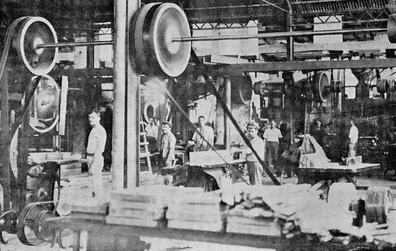 Talleres del Ferrocarril de Cúcuta. 1935. En la gráfica se observan los talleres en la amplia sección de carpintería de esta empresa de transporte de carga y de pasajeros de la región. 1935.