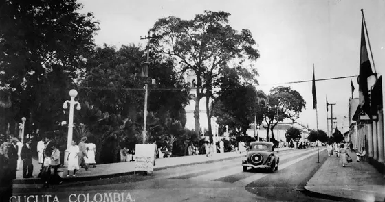 Parque Santander, calle 11 con avenida 6. Década del 30.