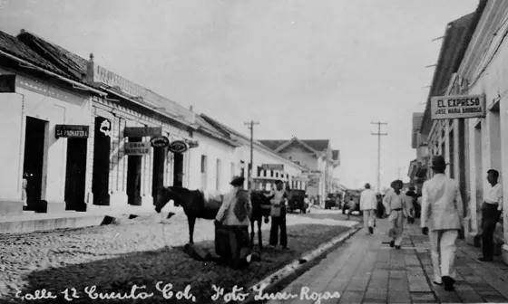 Calle 12. Década del 30. Aún se utilizaba la mula como transporte de carga en la ciudad. El vestido que se usaba era comúnmente de lino blanco.