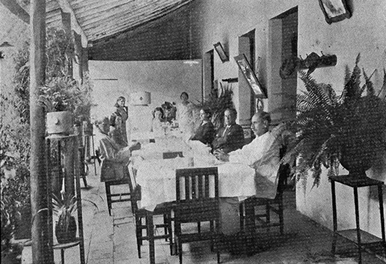 Hotel Universal. Popular hotel ubicado frente al Parque Santander. 1935.