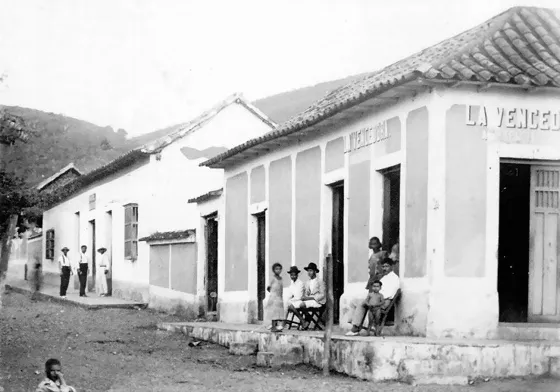 Tienda La Vencedora. Avenida 5a.Calle 17. Década del 30. Era la típica tienda de esquina de barrio.