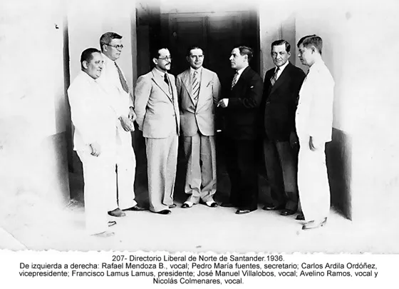 Directorio Liberal de Norte de Santander. 1936. De izquierda a derecha: Rafael Mendoza B., vocal; Pedro María fuentes, secretario; Carlos Ardila Ordóñez, vicepresidente; Francisco Lamus Lamus, presidente; José Manuel Villalobos, vocal; Avelino Ramos, vocal y Nicolás Colmenares, vocal.