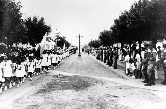 Desfile Estudiantil. Avenida 5a.Década del 30. Eran muy comunes los desfiles estudiantiles y militares con bandas durante los días festivos.