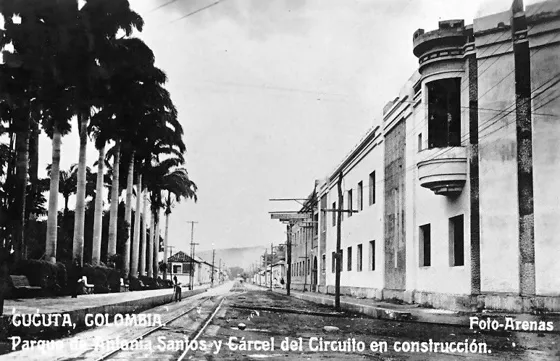 Parque Antonia Santos. Avenida 7a con calle 7. Década del 30. A la derecha la Cárcel Municipal ( La Modelo) en construcción.
