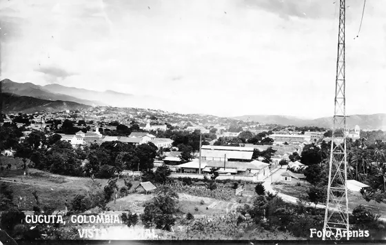 Panorámica de la ciudad desde La Estación Inalámbrica que estaba situada al Oriente de la ciudad donde hoy queda el Edificio de Telecóm, avenida 0 entre calles 10 y 11.