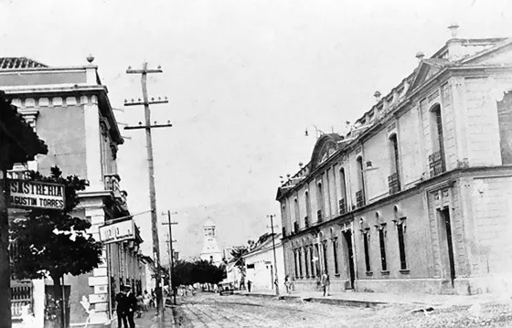 Calle 13 Avenida 6a. A la derecha el edificio de La Cervecería Santander. Década del 30.