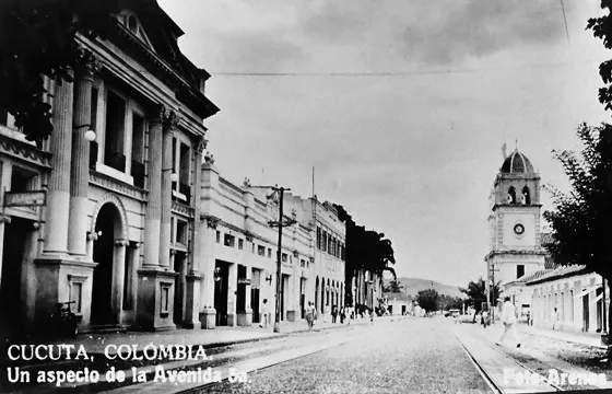 Avenida 5a. Calles 11 y 12. Década. 30. A la izquierda el edificio del Banco Bogotá, seguido del Edificio Morelli y mas al fondo el Banco de la República; Ala derecha La Catedral San José una cuadra mas abajo.
