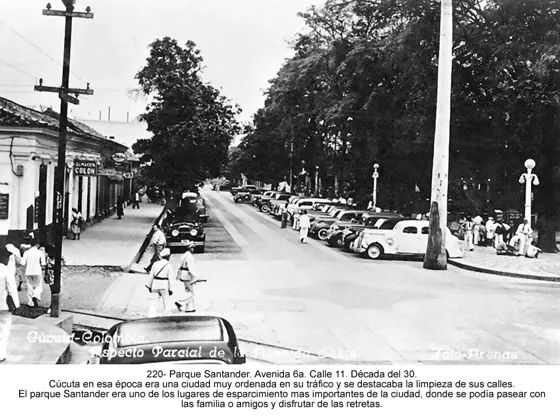 Parque Santander. Avenida 6a. Calle 11. Década del 30. Cúcuta en esa época era una ciudad muy ordenada en su tráfico y se destacaba la limpieza de sus calles. El parque Santander era uno de los lugares de esparcimiento mas importantes de la ciudad, donde se podía pasear con las familia o amigos y disfrutar de las retretas.