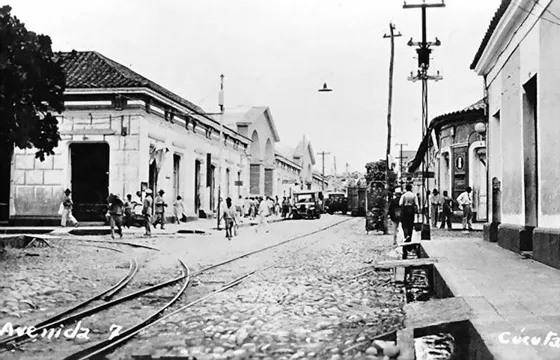 Avenida 7a. Calle 11. A la izquierda se aprecia el Mercado Cubierto.