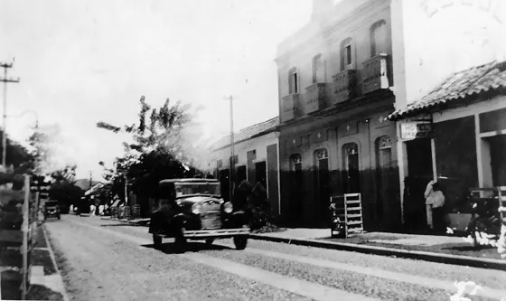 Relojería El Sol. Calle 10 entre Avenidas 4a.y 5a. Década del 30. Una de las joyerías y relojerías mas importantes de Cúcuta de propiedad de Don Ramón Uribe. Esta relojería importaba directamente marcas acreditadas de relojes, joyas y artículos de óptica, también tenía su propio taller. Además vendían muebles de mimbre de fabricación regional con materiales extraídos de la selva del Catatumbo.
