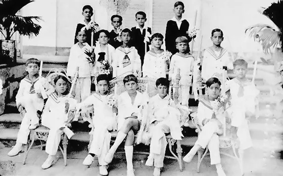 Niños del Colegio Sagrado Corazón celebrando su Primera Comunión. 1933.