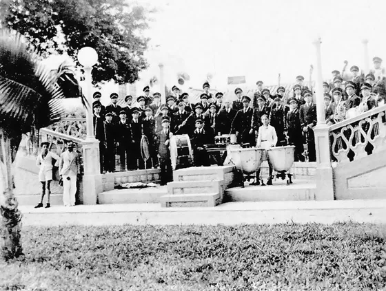 Concierto de la Banda Departamental en la Glorieta del Parque Santander. En este lugar la Banda Departamental realizaba sus conciertos públicos. Esta glorieta lamentablemente fue demolida en el año de 1965.