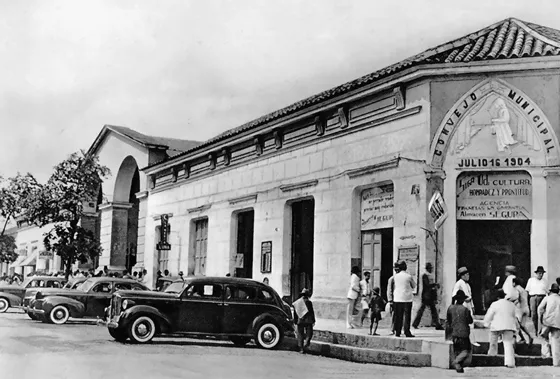 Mercado Cubierto de la ciudad. Avenida 7 con calle 11. Demolido en 1949 después que un incendio lo destruyera