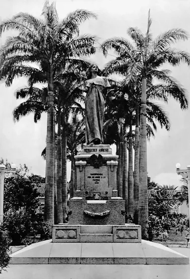 239.Estatua de la heroína nortesantandereana Mercedes Abrego en el parque del mismo nombre. Década del 40.