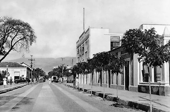 Calle 11 entre avenidas 5a y Ga. Década del 40.