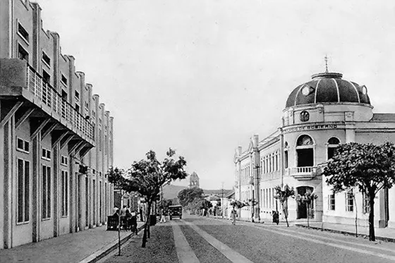 Avenida 5a con calle 14. A la derecha se observa el Palacio de la Gobernación, se destaca la limpieza de sus calles. Década del 40.
