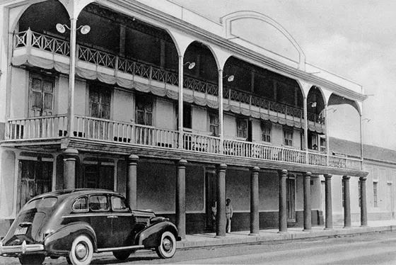 Teatro Guzmán Berti. Avenida 6a entre calles 8a y Ya. Este fue uno de los teatros mas antiguos y tradicionales de la ciudad de Cúcuta, que funcionó desde 1914 como teatro de cine mudo y a partir de la década del 30 como cine parlante. Década del 40.
