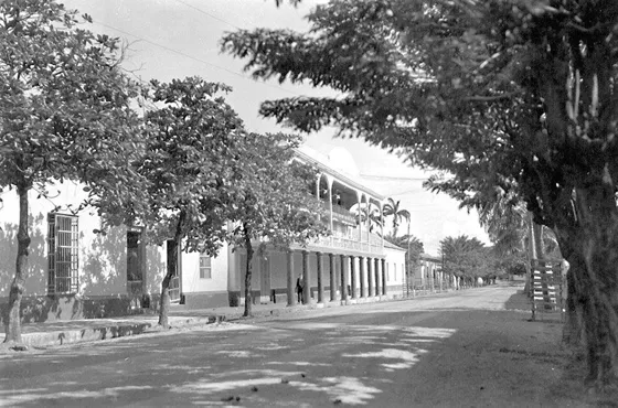 Avenida Sa entre calles 8a y Ya. A la izquierda se observa el teatro Guzmán Berti. Década del 40.