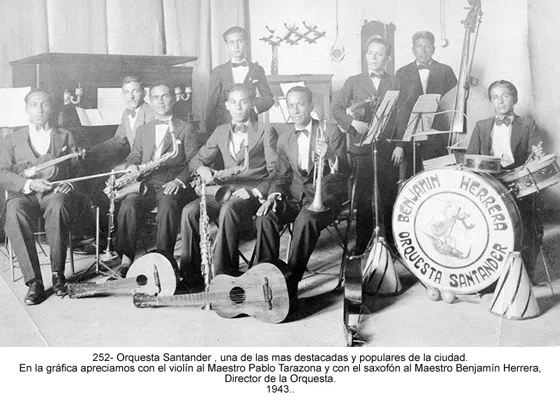Orquesta Santander, una de las mas destacadas y populares de la ciudad. En la gráfica apreciamos con el violín al Maestro Pablo Tarazona y con el saxofón al Maestro Benjamín Herrera, Director de la Orquesta. 1943.