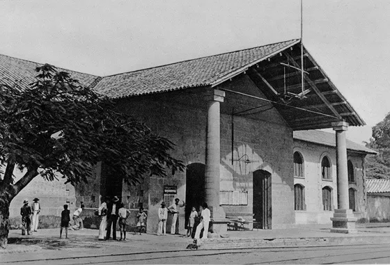 Estación Cúcuta del Ferrocarril de Cúcuta, construida a finales del siglo XIX y demolida a comienzos de la década del 60 para construir la actual Central de Transportes. Avenida 7a con calle 2a. Fotografía de la década del 40.